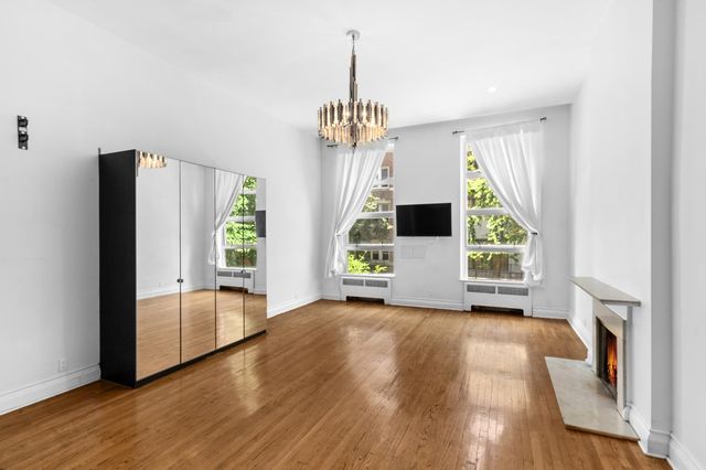 33 W 9th Street, New York City, NY 10011