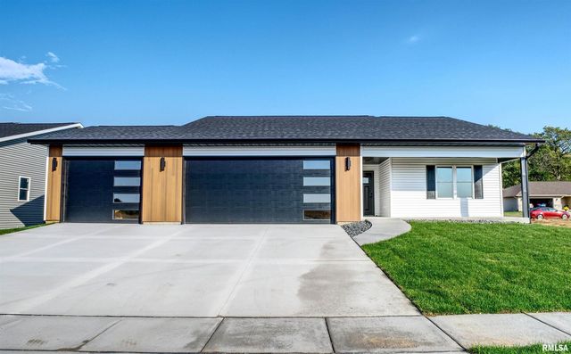 404 Crossroads Avenue, Camanche, IA 52730