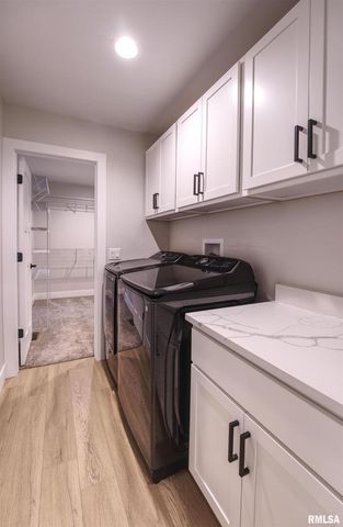 404 Crossroads Avenue, Camanche, IA 52730