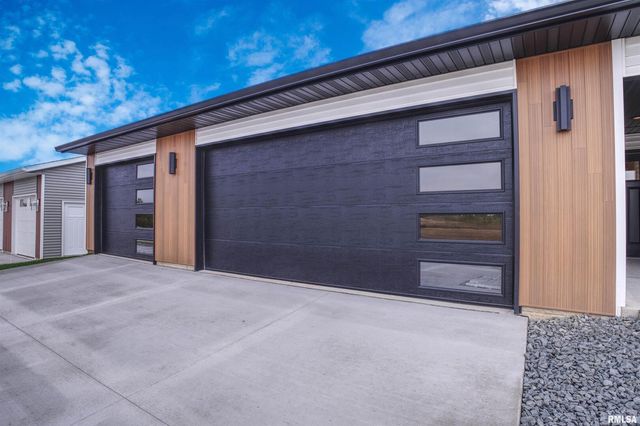 404 Crossroads Avenue, Camanche, IA 52730