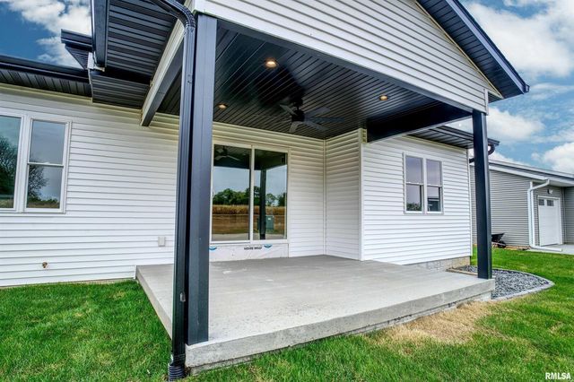 404 Crossroads Avenue, Camanche, IA 52730