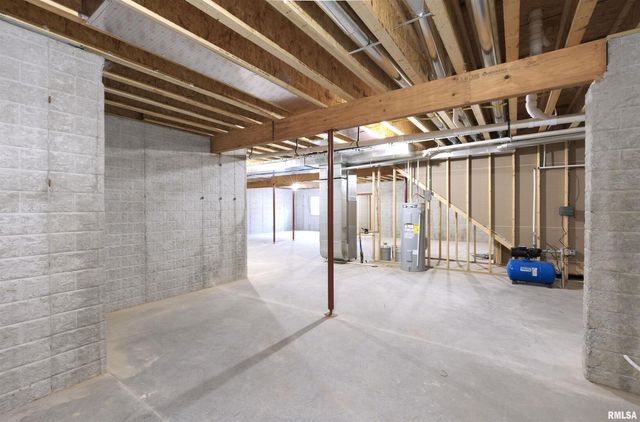 404 Crossroads Avenue, Camanche, IA 52730