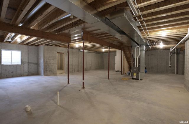 404 Crossroads Avenue, Camanche, IA 52730