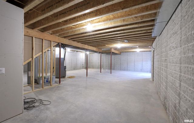 404 Crossroads Avenue, Camanche, IA 52730