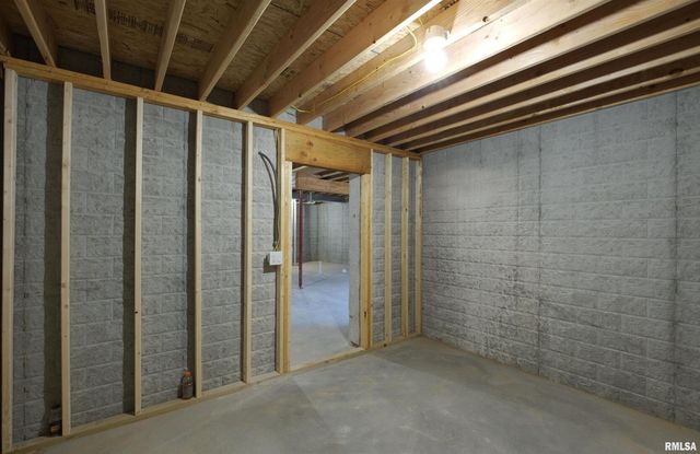 404 Crossroads Avenue, Camanche, IA 52730