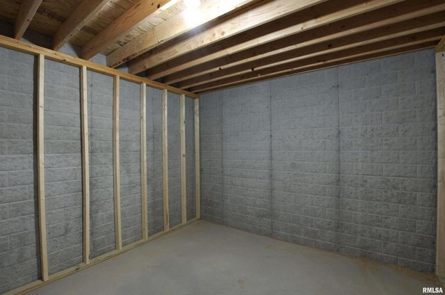 404 Crossroads Avenue, Camanche, IA 52730