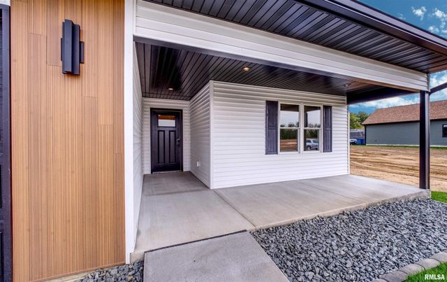 404 Crossroads Avenue, Camanche, IA 52730