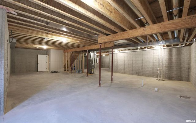 404 Crossroads Avenue, Camanche, IA 52730