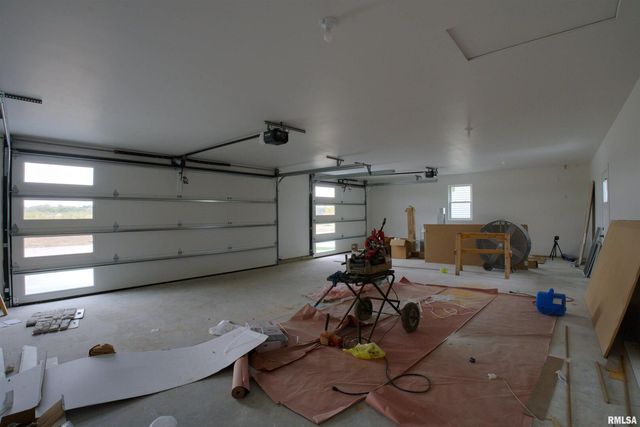 404 Crossroads Avenue, Camanche, IA 52730