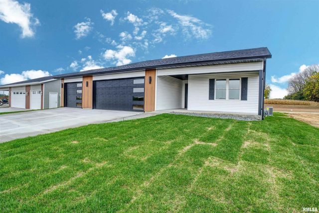 404 Crossroads Avenue, Camanche, IA 52730