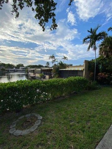 16023 Kingsmoor Way, Miami Lakes, FL 33014