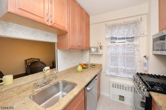 5 Roosevelt Pl 1F, Montclair Twp., NJ 07042