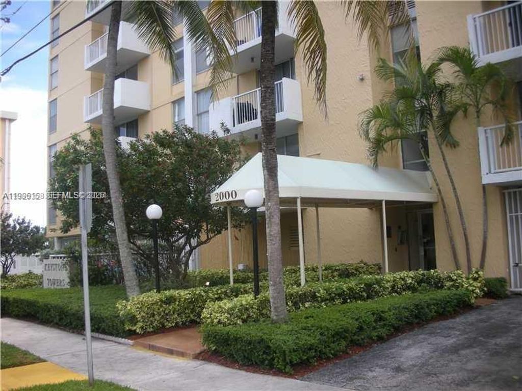2000 NE 135th Street 1002, North Miami, FL 33181