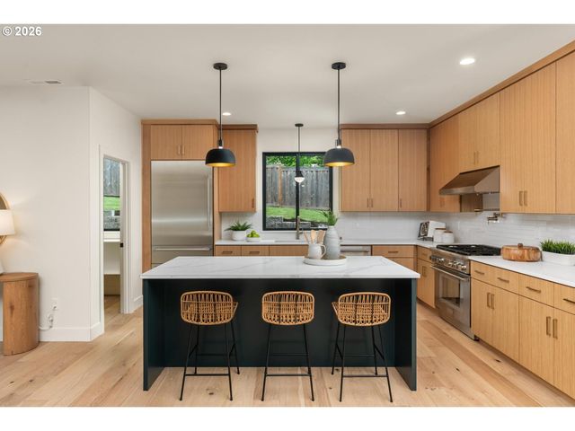 15592 Waluga, Lake Oswego, OR 97035
