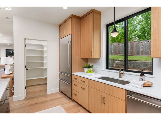 15592 Waluga, Lake Oswego, OR 97035