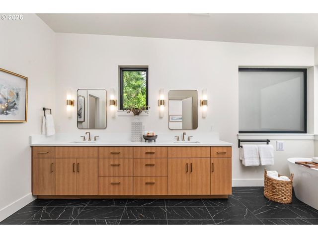15592 Waluga, Lake Oswego, OR 97035