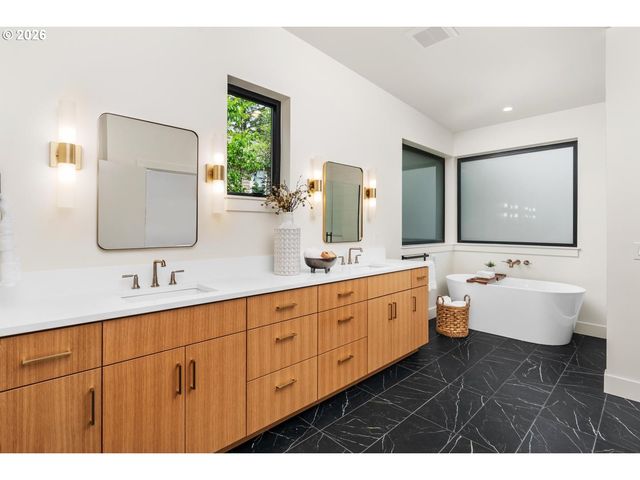 15592 Waluga, Lake Oswego, OR 97035