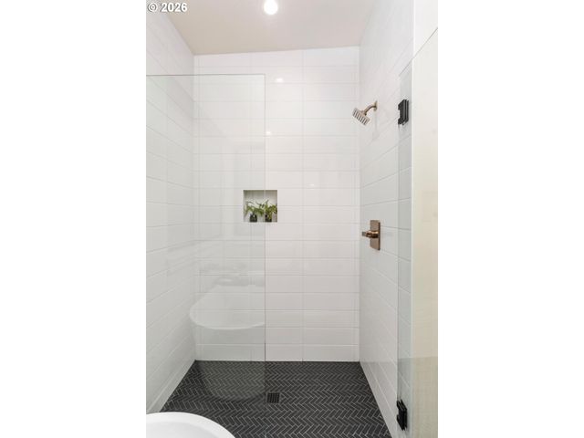 15592 Waluga, Lake Oswego, OR 97035