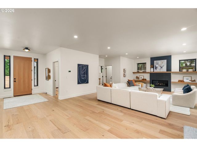 15592 Waluga, Lake Oswego, OR 97035