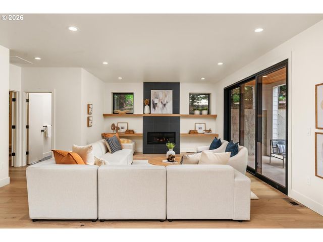 15592 Waluga, Lake Oswego, OR 97035