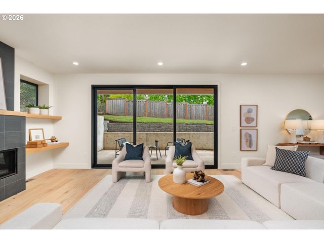 15592 Waluga, Lake Oswego, OR 97035