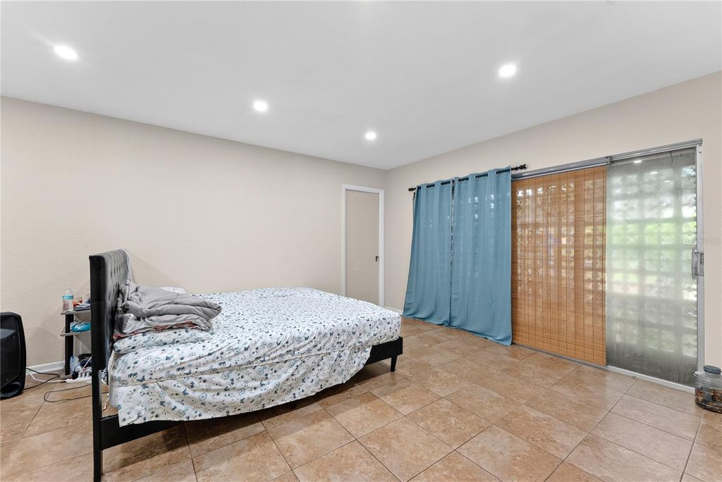 Image 15 of property listing at 8414 N GRADY AVENUE, Tampa, FL 33614