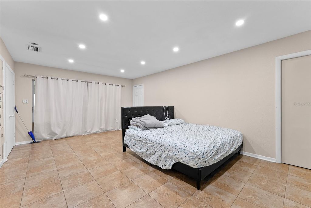 Image 18 of property listing at 8414 N GRADY AVENUE, Tampa, FL 33614