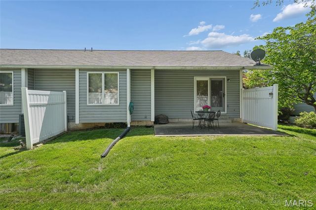 1621 Rosewall Drive F, St Charles, MO 63303