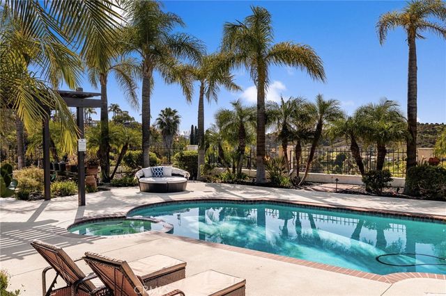 2465 Via Oeste Drive, Fallbrook, CA 92028