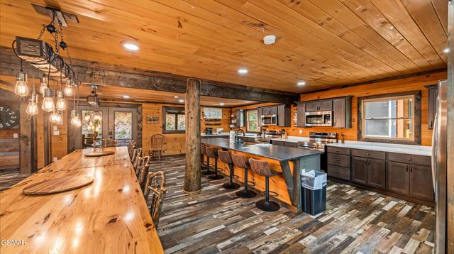 2209 Henderson Springs Road, Pigeon Forge, TN 37863