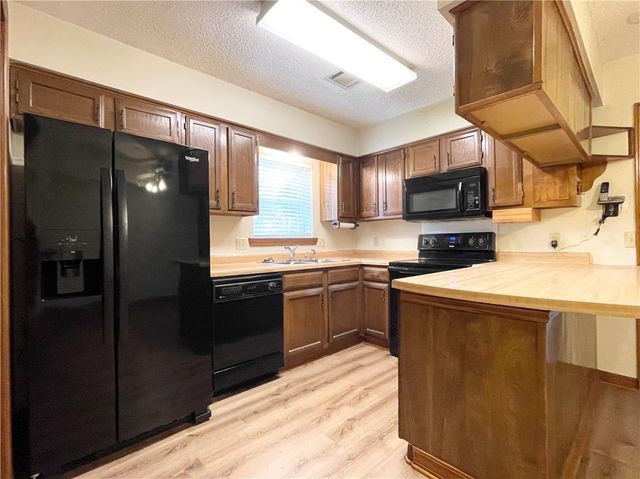 909 W 16th Circle, Russellville, AR 72801