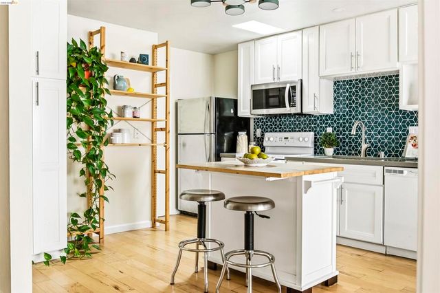 427 Lagunitas Ave 305, Oakland, CA 94610