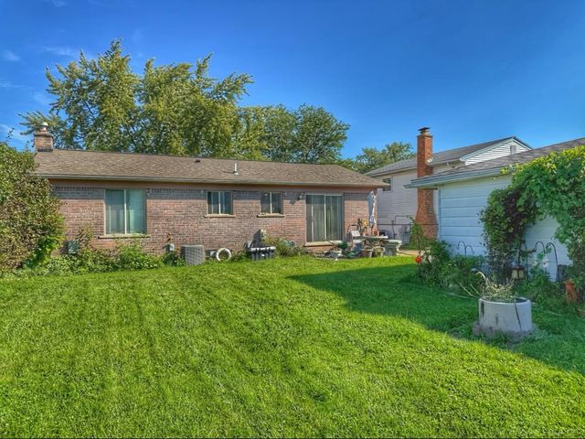 17350 E Pointe Street, Roseville, MI 48066