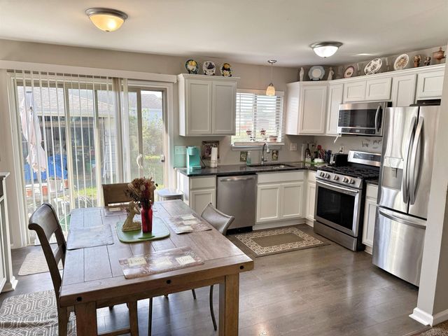 17350 E Pointe Street, Roseville, MI 48066