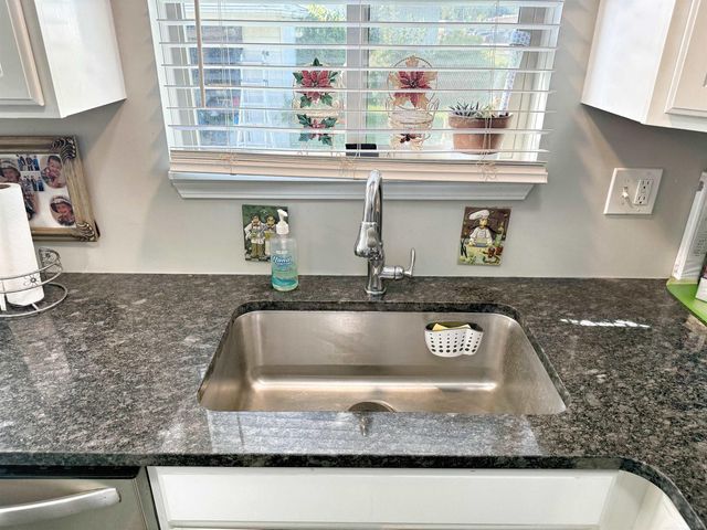 17350 E Pointe Street, Roseville, MI 48066