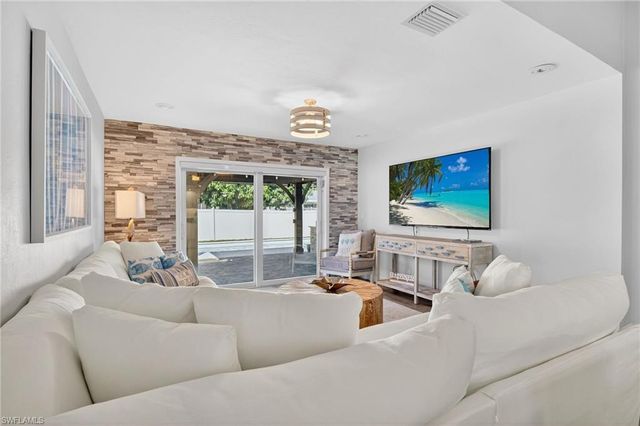 523 107th AVE N, Naples, FL 34108