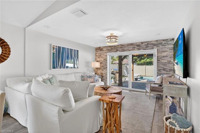 523 107th AVE N, Naples, FL 34108