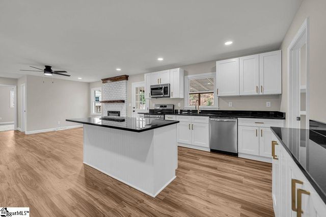 11 Confederate Circle, Taylors, SC 29687