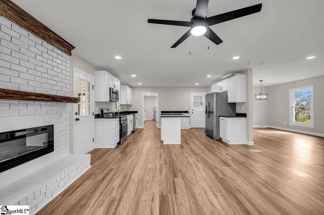 11 Confederate Circle, Taylors, SC 29687