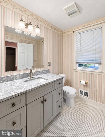 3 STONEBRIDGE RD, Cherry Hill, NJ 08003