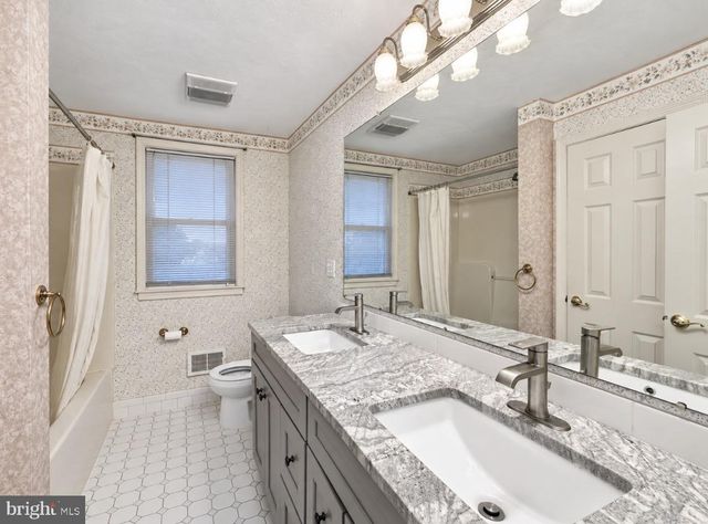 3 STONEBRIDGE RD, Cherry Hill, NJ 08003