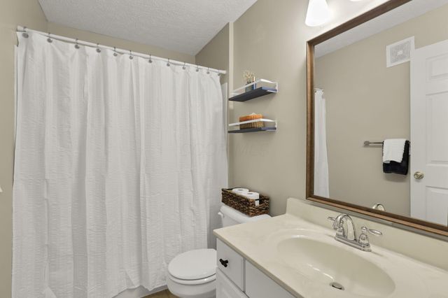 6705 Meadow Creek Drive, 206, Columbus, OH 43235