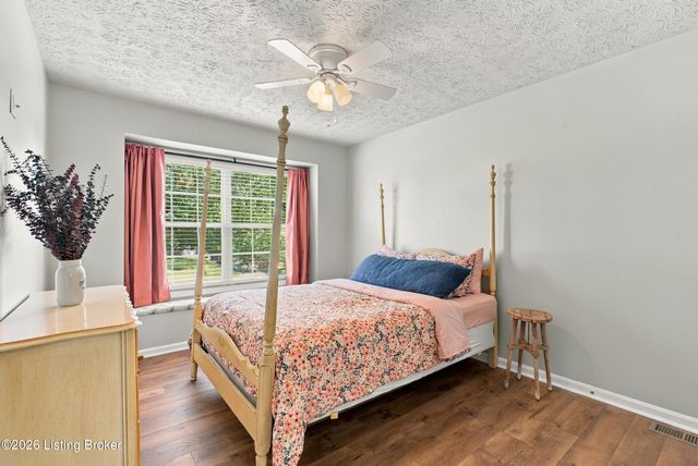 8504 Long Bow Ln, Louisville, KY 40291