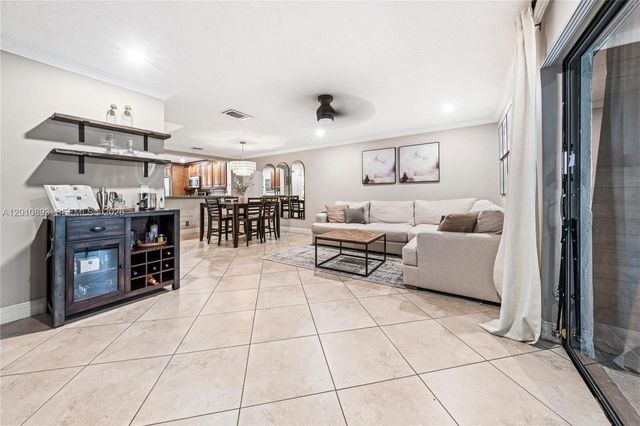 1140 NW 99th Ave 70, Pembroke Pines, FL 33024
