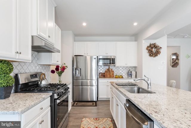 19 CIRCLE DR, Sicklerville, NJ 08081