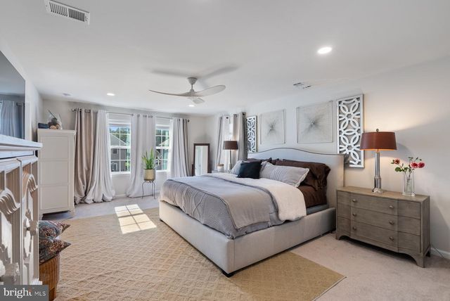 19 CIRCLE DR, Sicklerville, NJ 08081