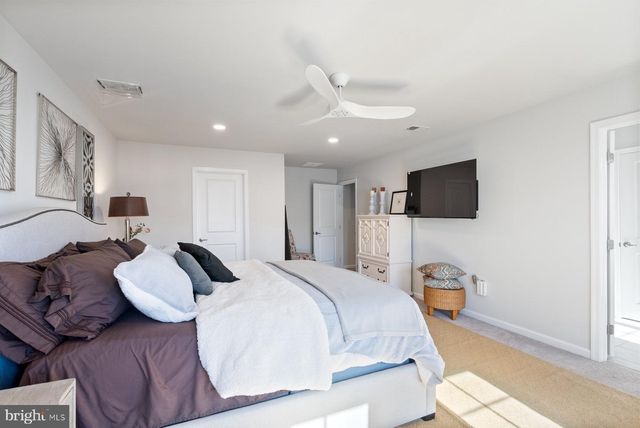 19 CIRCLE DR, Sicklerville, NJ 08081