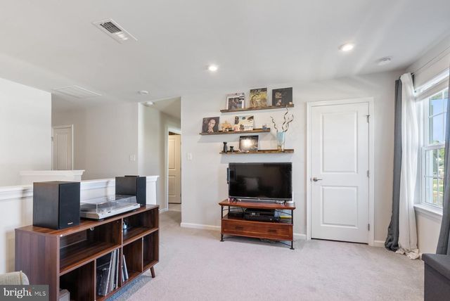 19 CIRCLE DR, Sicklerville, NJ 08081