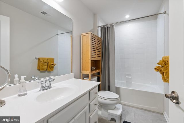 19 CIRCLE DR, Sicklerville, NJ 08081