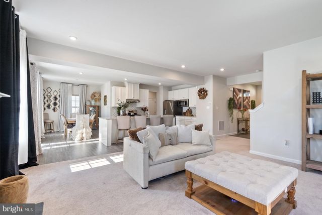 19 CIRCLE DR, Sicklerville, NJ 08081